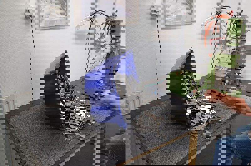 Anonym medarbejder ved maskine i Montagen
