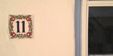 Husnummer på husmur